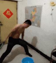 搞笑gif你以为我会乖乖地转圈吗,打着伞跳舞搞笑视频