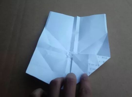 实际上可以飞超远的纸飞机,特别简单但是可以飞很远的纸飞机