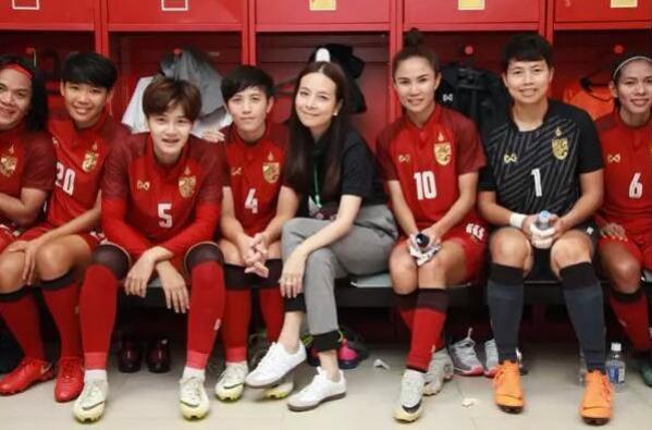 泰国女首富伍伦盼足球,泰国女足总经理伍伦盼写真