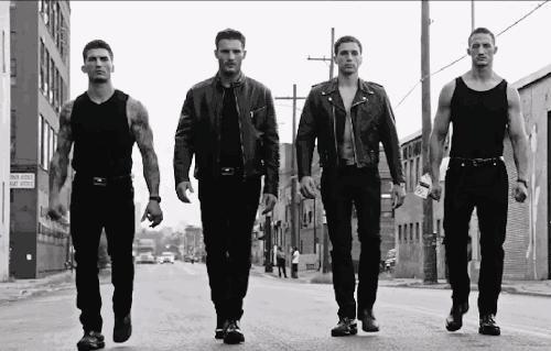 pu皮衣皱了怎么快速弄平,没熨斗怎么让褶皱的皮衣变平整