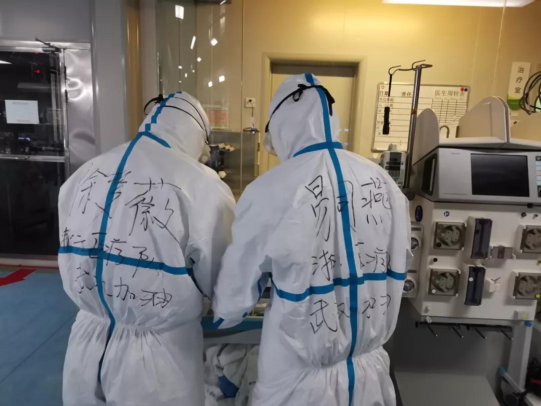 “买不到卫生巾，用保鲜膜捂住”：防护服下的女性秘密，让人泪目