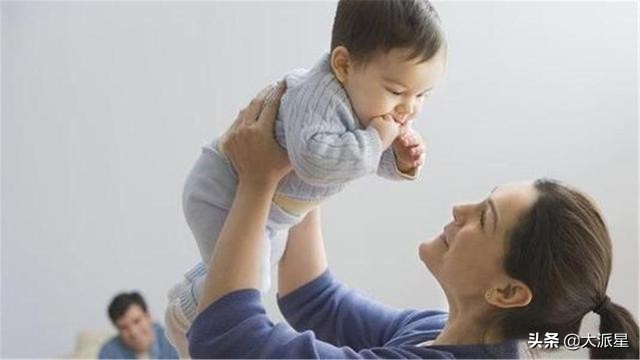 为啥宝宝爱打大人的脸,为什么宝宝喜欢打人脸