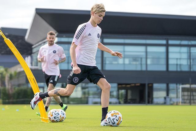 98-99年贝克汉姆集锦,贝克汉姆17岁中场吊射惊艳全英伦