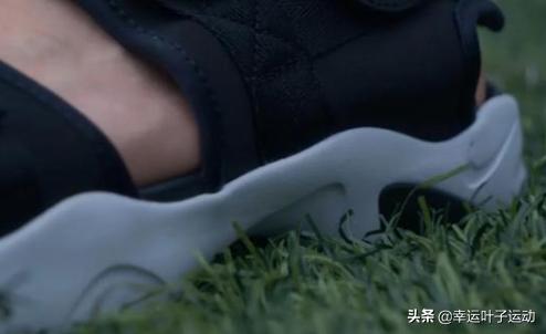 今夏最流行的凉鞋竟然都是透明的,今夏最值得入手的一款凉鞋