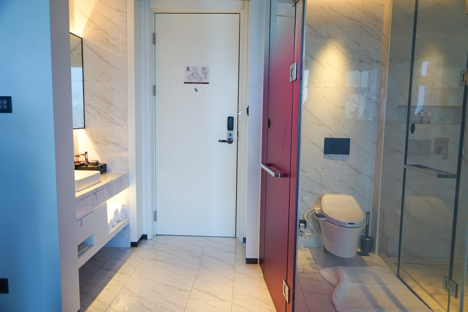 女子在酒店遇到奇葩客人,美女遇到奇葩保镖