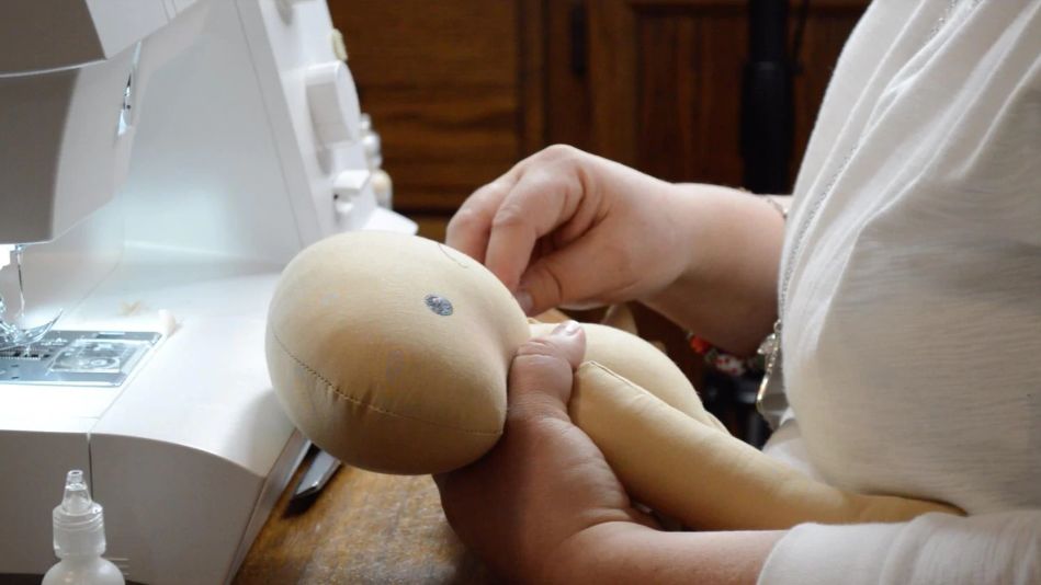 超暖！她为这些“与众不同”的孩子做了超仿真玩偶娃娃