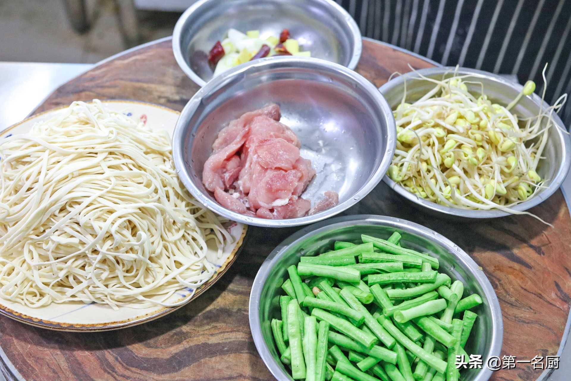 生面条直接放菜上蒸面条家常做法,生面条的炒法视频大全