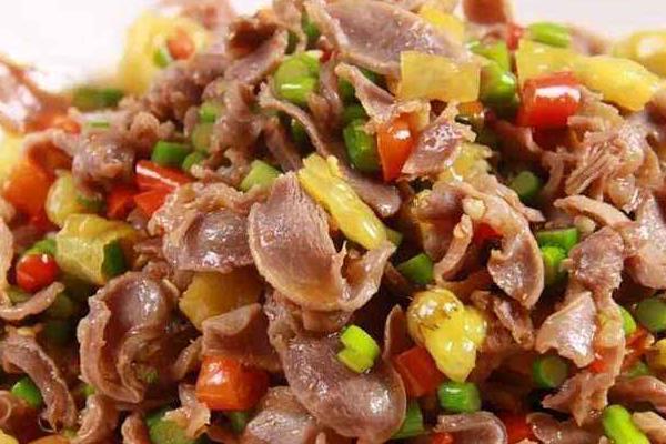 香辣爆炒鸡杂木桶饭,爆炒鸡杂的做法出锅鲜香脆爽