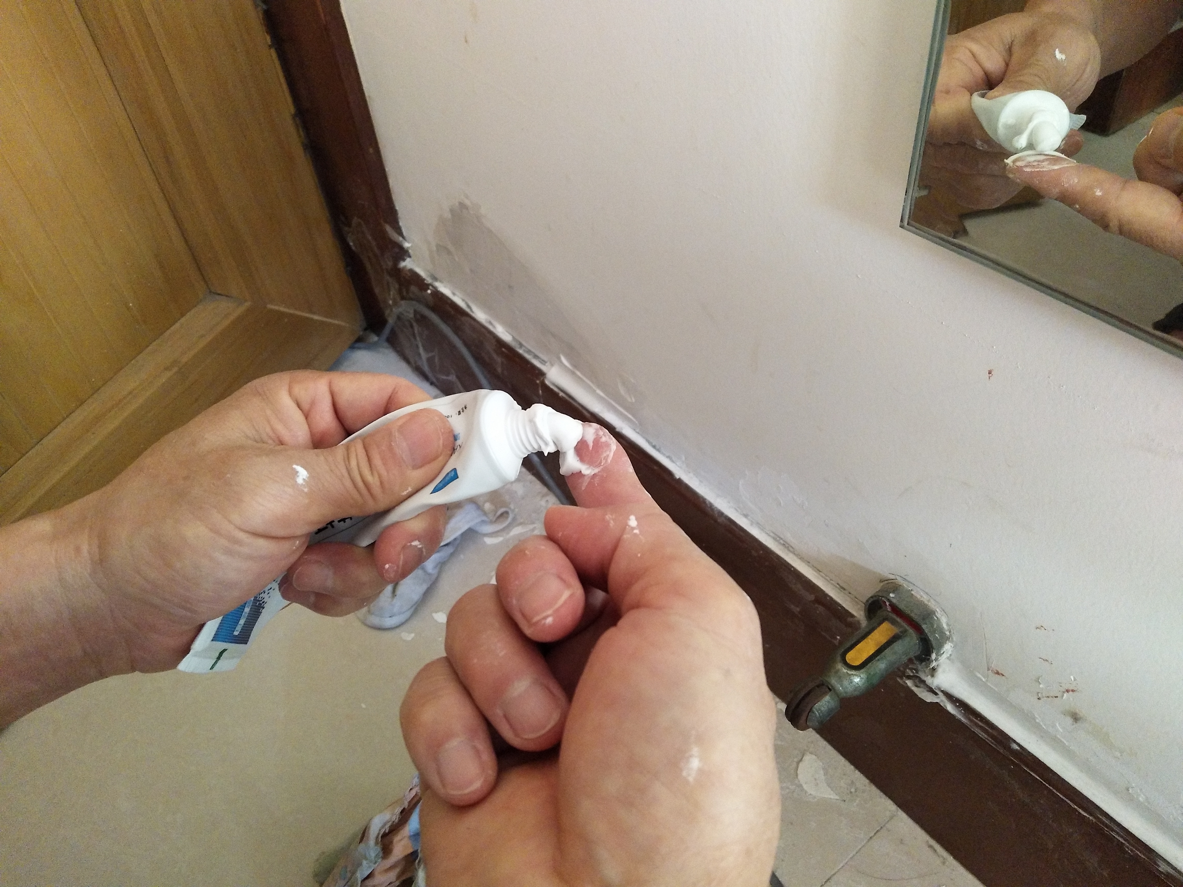 瓷砖裂缝用牙膏填补靠谱吗,白色墙面有裂缝用牙膏修补