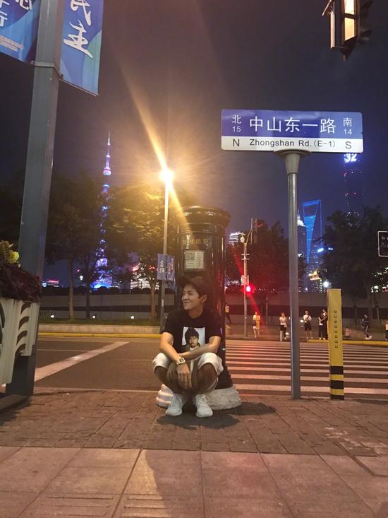 鹿晗三个人高街穿搭,鹿晗潮男穿搭