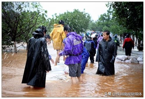 抗洪救灾转移被困群众,抗洪救灾人民群众撤离