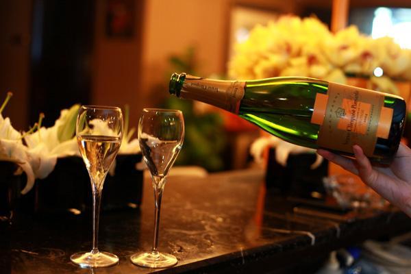 最简单实用的开红酒方法,没有开瓶器怎样开红酒最方便