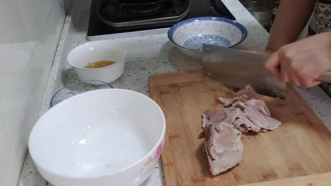 瘦肉别再炒着吃，换种新做法，凉拌肉片爽口嫩滑，吃起来太过瘾了