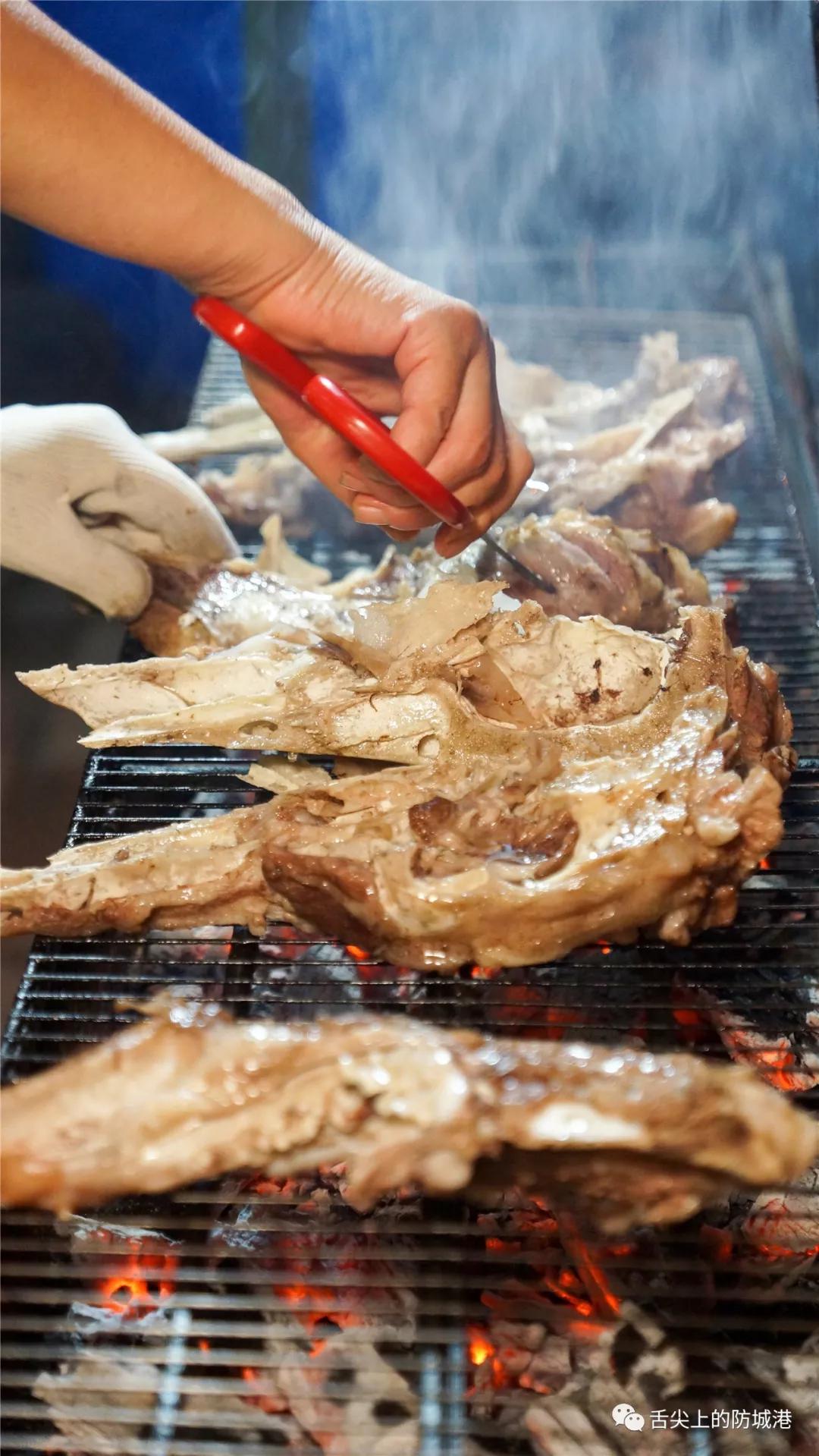 你愿意把夜晚交给谁？是舞台上的高跟鞋，还是大排长龙的宵夜摊