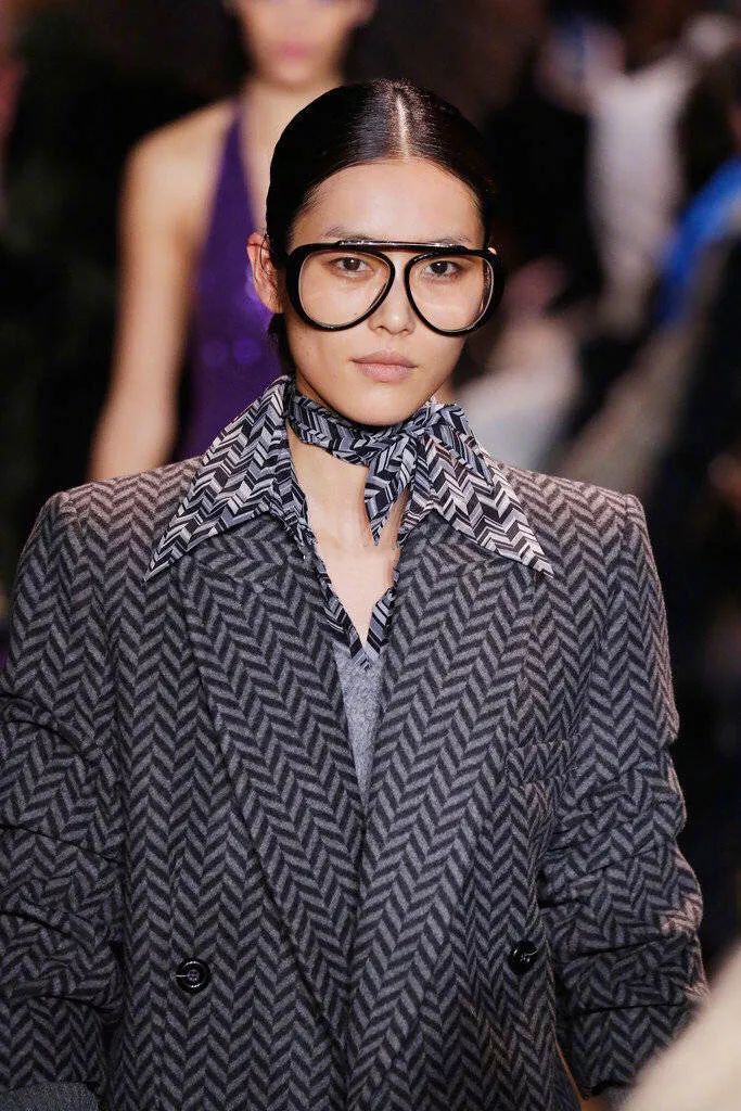 跨越半世纪的经典搭配王丝巾，这都当衣服穿了？