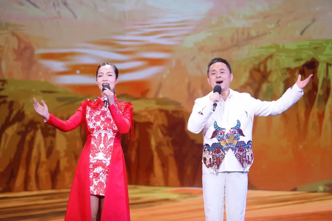 音乐会不按套路出牌：小毕哥现场吃起了大米饭，谢大脚跟着大爷学犁地