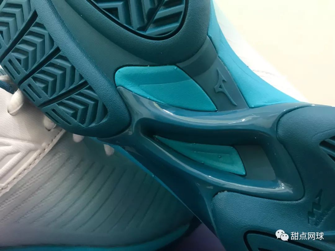 甜点君,美津浓足球鞋wave系列评测