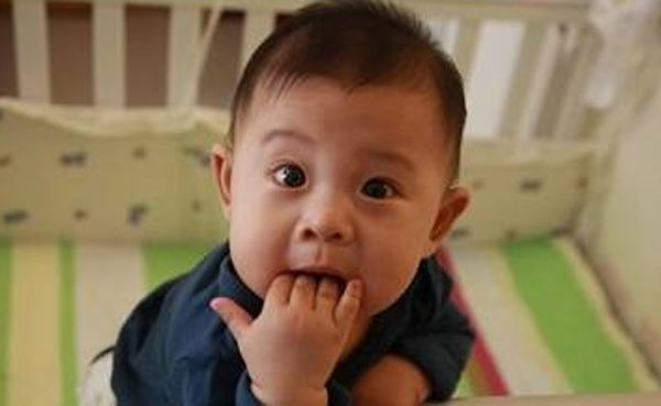 宝宝咬手指怎么纠正,宝宝咬指甲怎么纠正