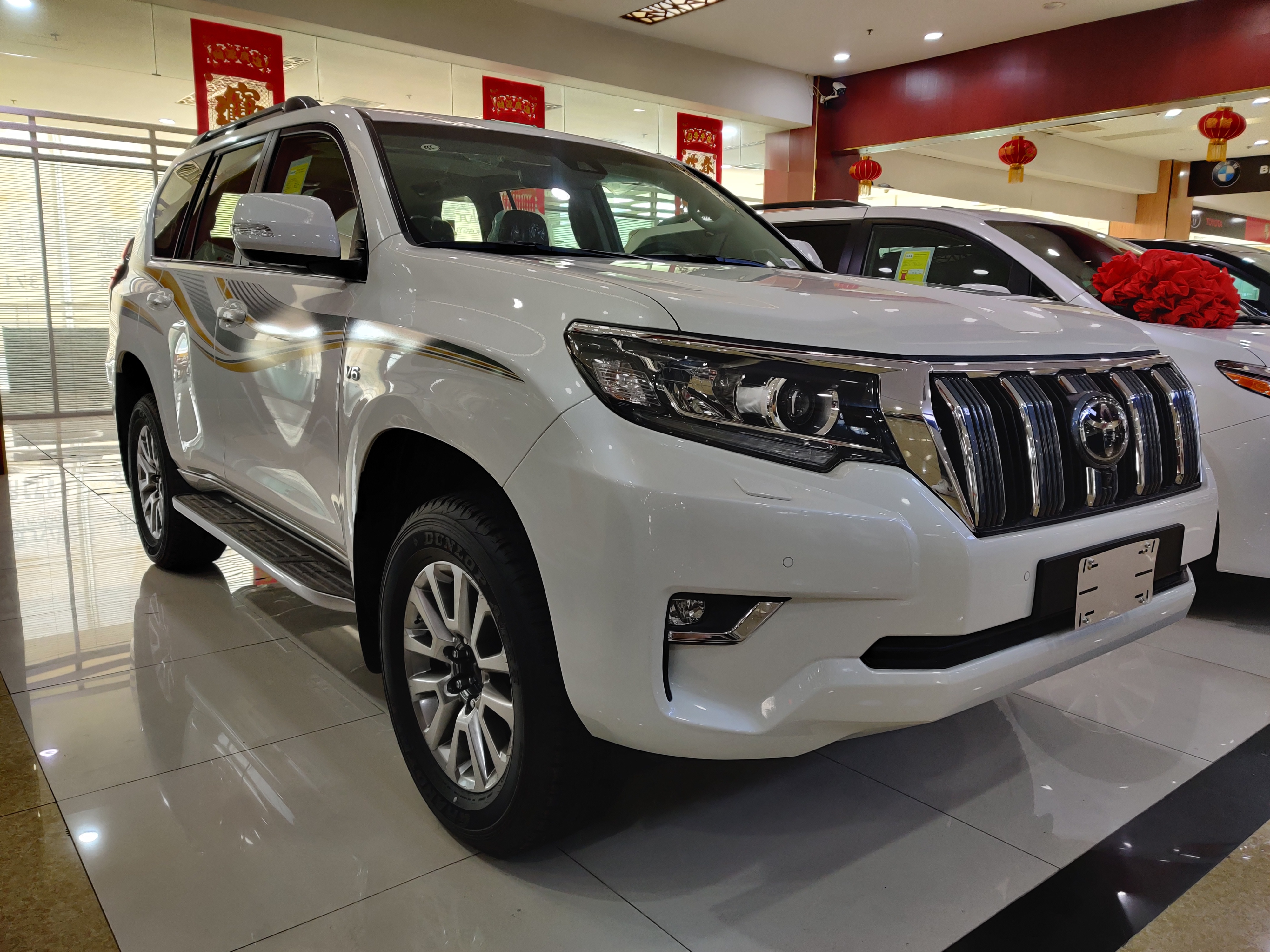 日系suv丰田霸道3.5,顶级丰田越野车兰德酷路泽