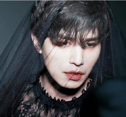 哪个男星演的狐狸精好看,长得像狐狸精的男明星