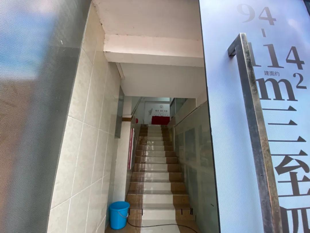 必经之路上积水成河的房子，凭什么这么贵？