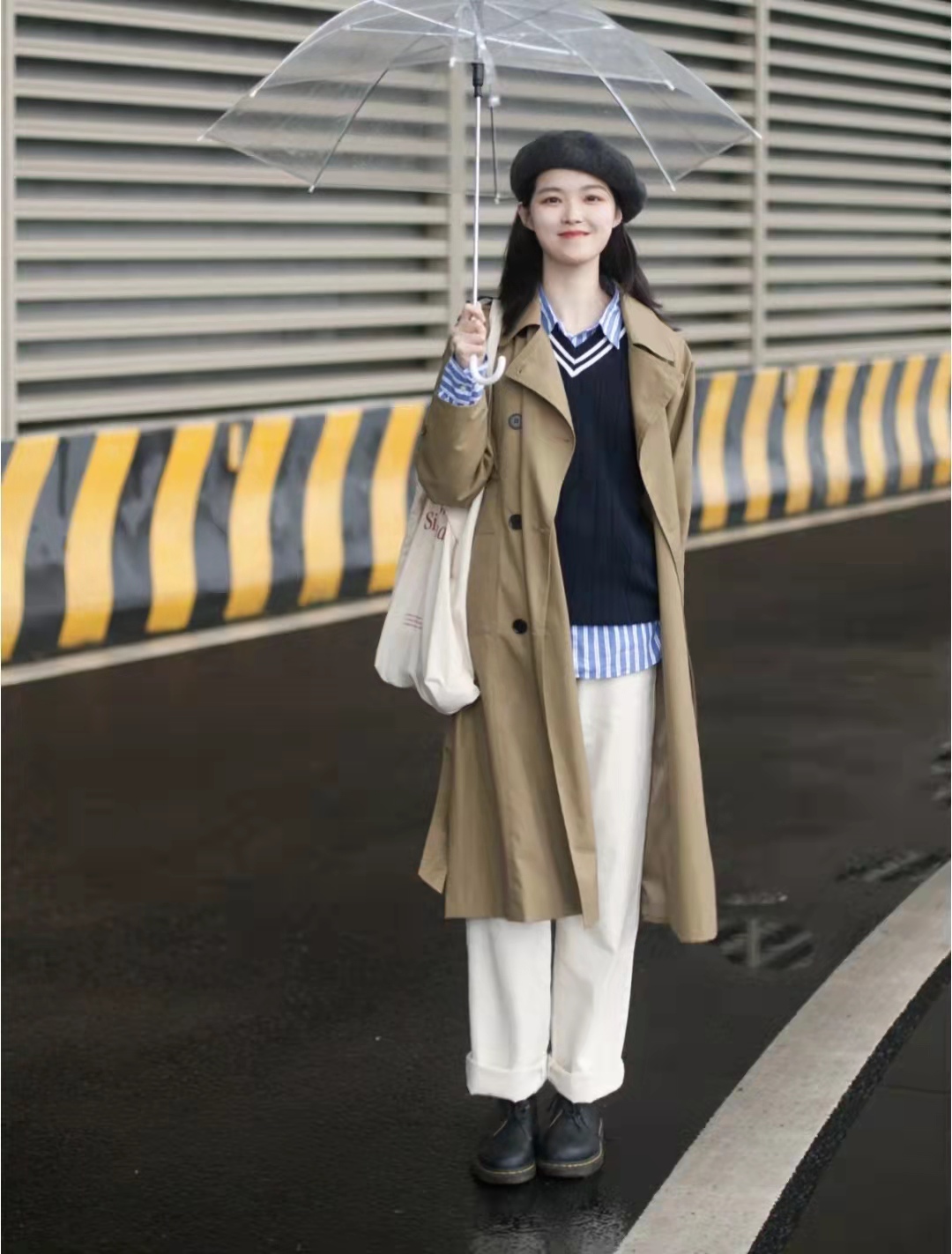 秋天白色裤子配什么颜色上衣好看