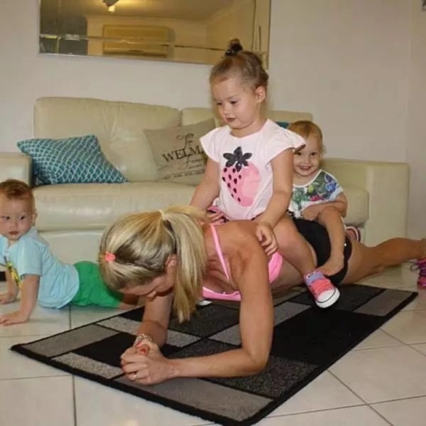 带娃锻炼两不误宝妈,张嘉倪穿健身衣