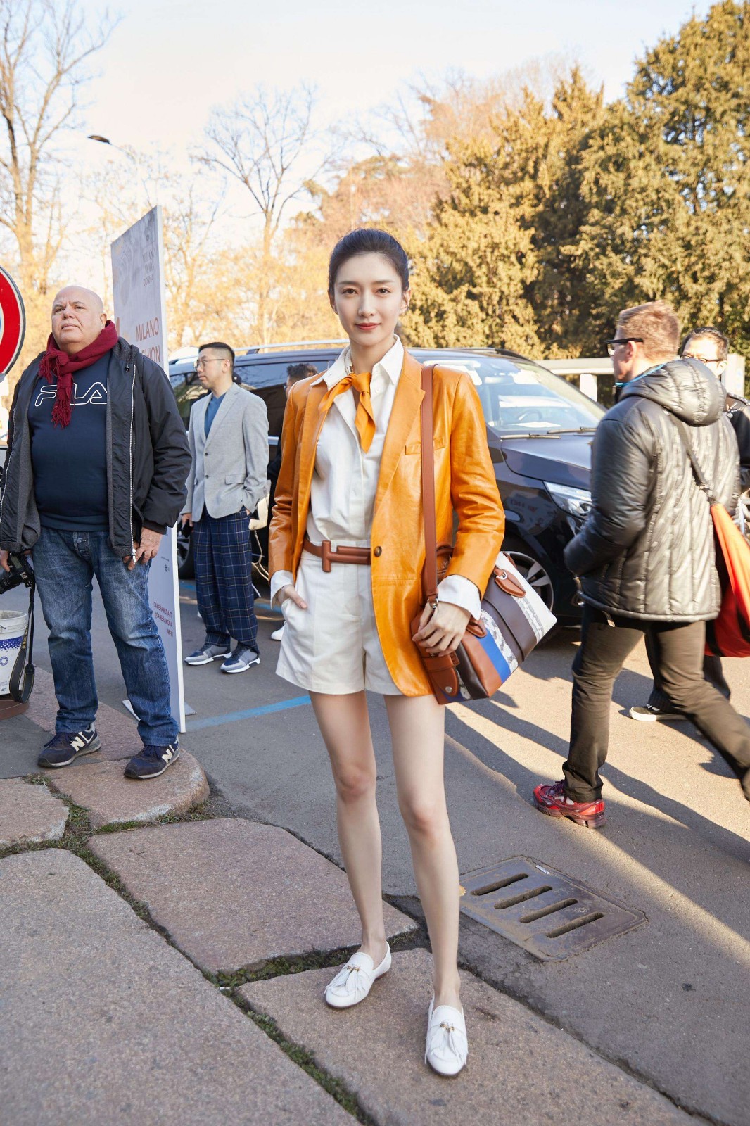 曾被吐槽长得显老，还是胡歌前女友，今穿雪纺裙披丝巾，柔美动人