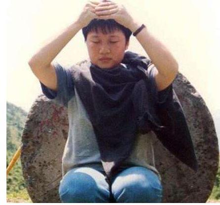 李娜在五台山唱的第一首歌的视频,李娜出家五台山第一次演唱的歌