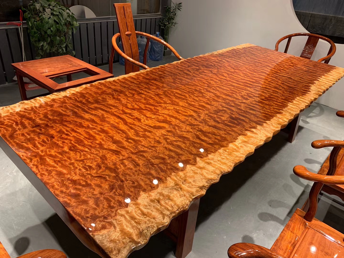 成都土豪50岁娶媳妇，聘礼给70吨，整整5卡车，漂洋过海太浩大