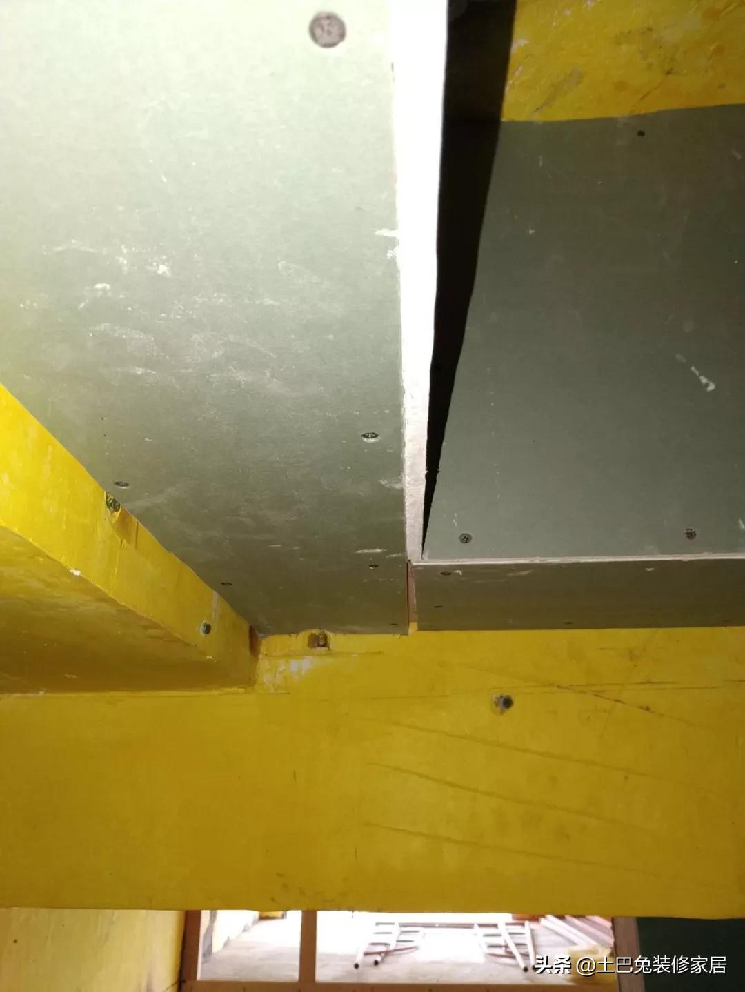 吊顶有一边没有做好,吊顶里边没做好