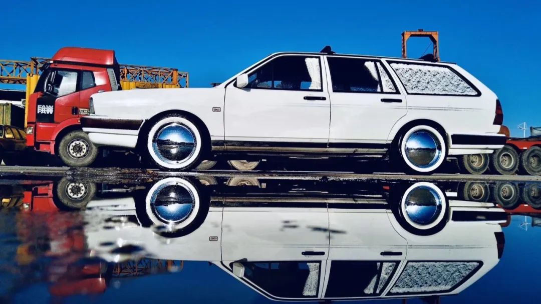 同时拥有好几辆摩托车,同时有多辆越野车