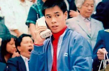 他是战争弃儿，在孤儿院长大，20年前却缔造中国第一的饮料品牌