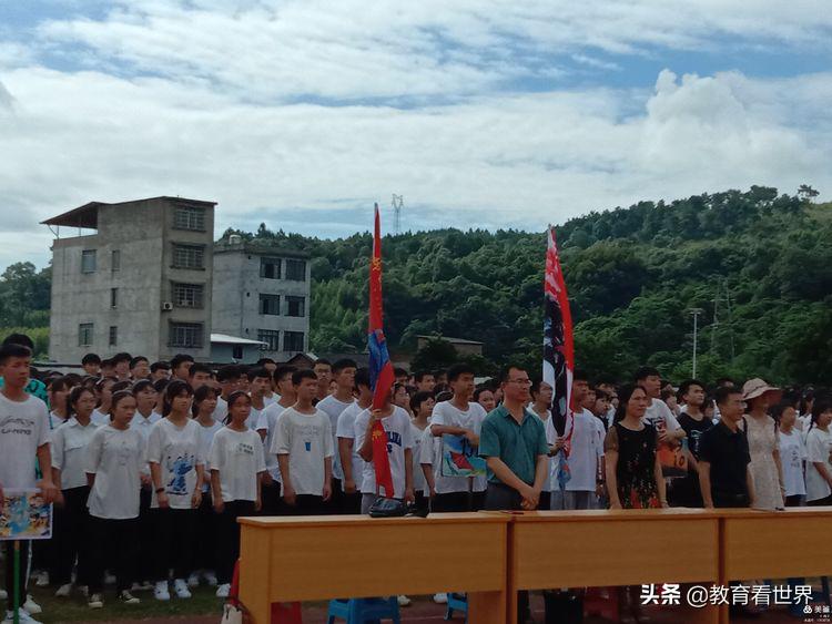 广西柳城中学“19扬帆起航圆梦2022”2019级高二升高三授旗仪式