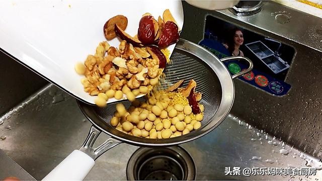 打豆浆不要放米太黏了,打豆浆不要煮熟的豆子可以吗
