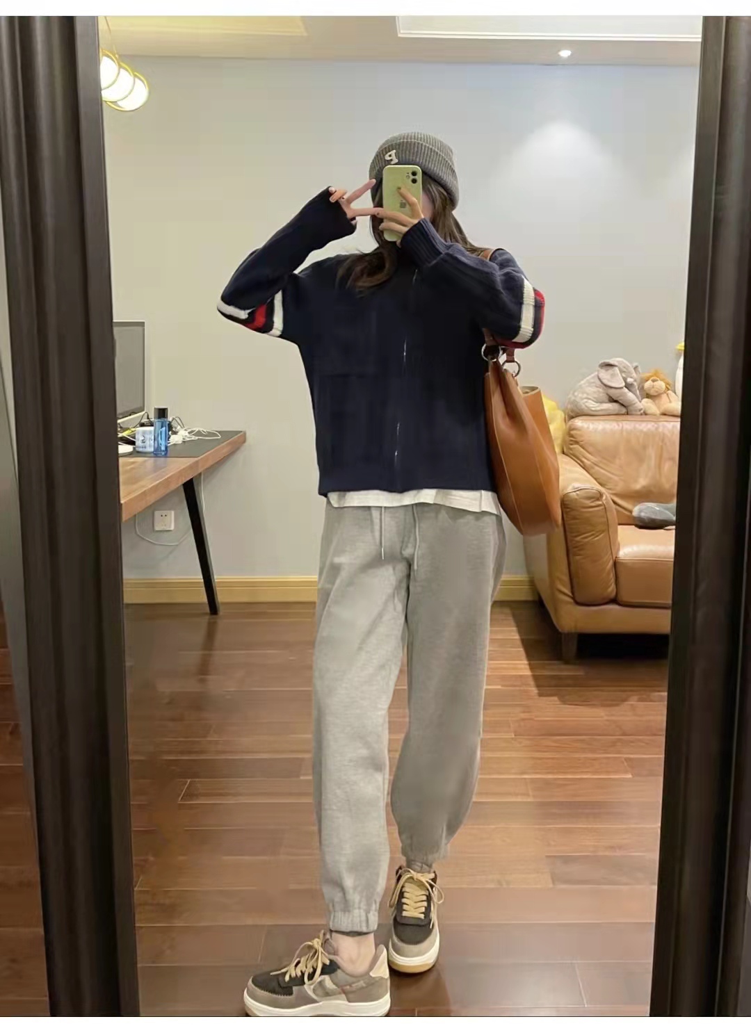 冬天灰色短裙配什么上衣,冬天女生灰色运动裤搭什么上衣