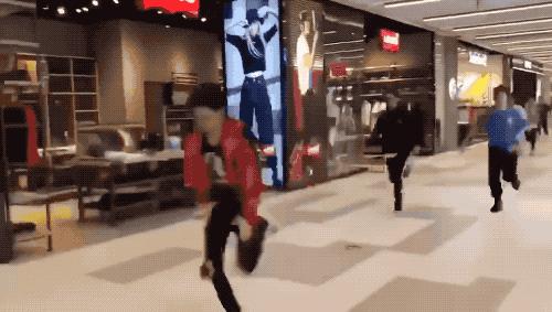 优衣库联名疯抢视频,roylichtenstein联名优衣库