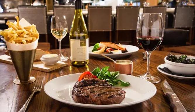 吃西餐服务员会上两杯柠檬水吗 (吃西餐有一杯柠檬水是干嘛用的)