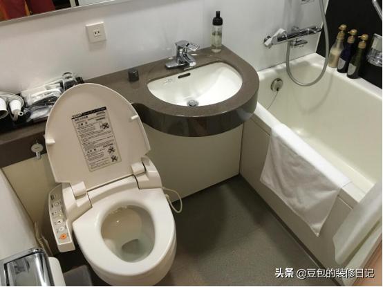 马桶冲不干净反臭怎么彻底解决,马桶反臭味冲水冲不下去怎么办