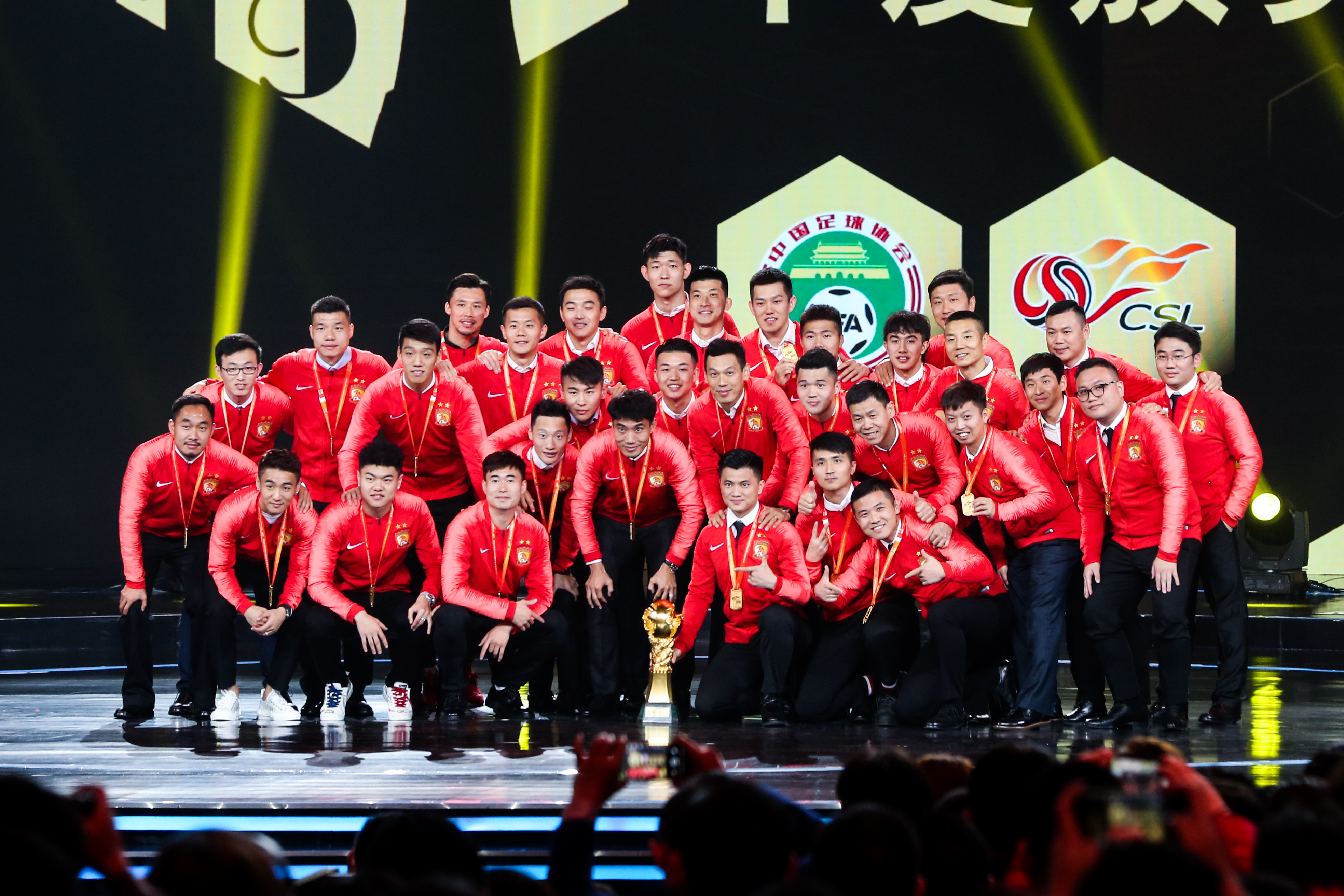 引起球迷们对中国足协的激烈讨论,足协深夜发声惹争议引球迷不满