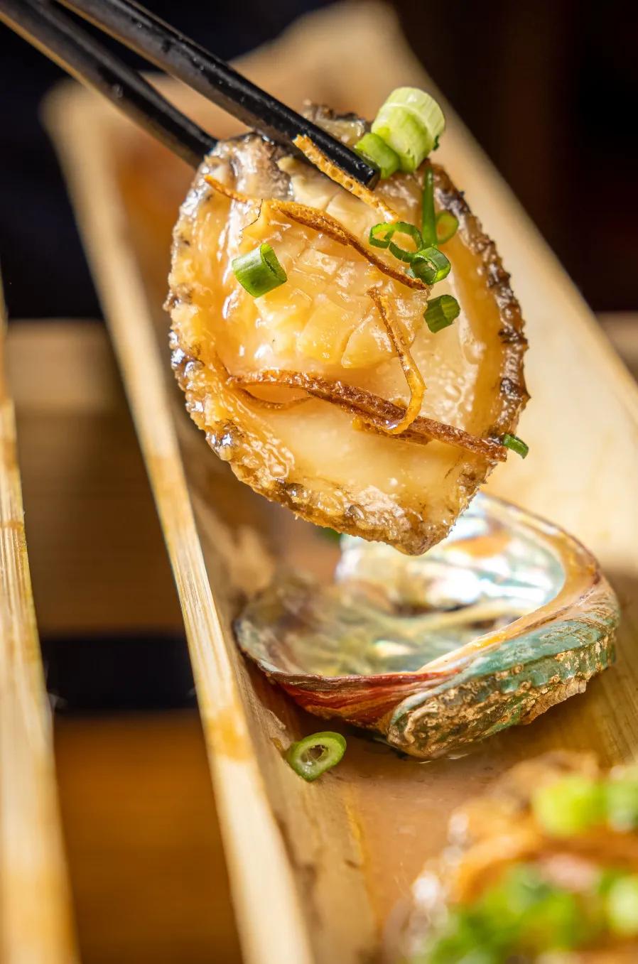 蒸鱼用竹筷子架上放盘子,用竹筒蒸的饭叫什么