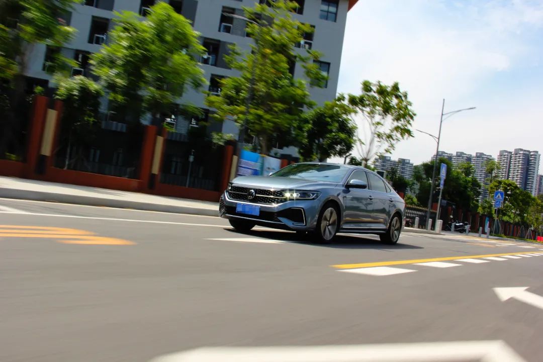 最新款帕萨特顶配评测,不再油腻