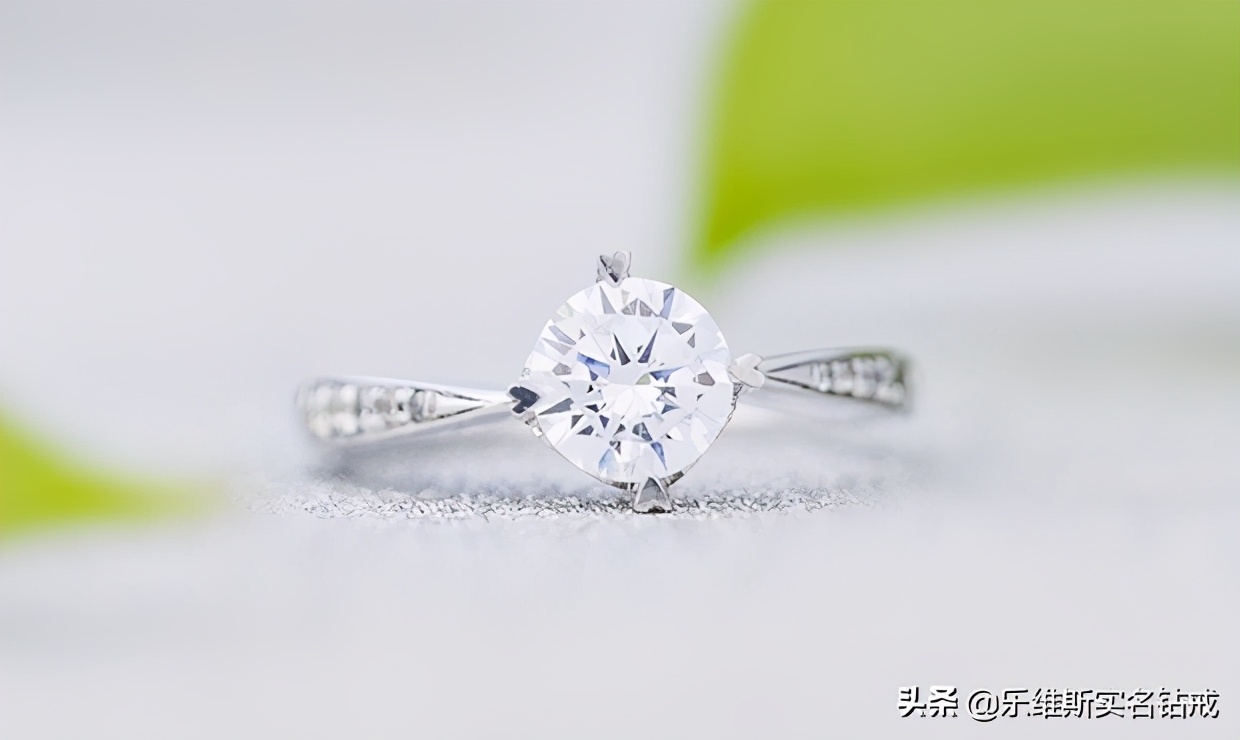 钻戒一般结婚买还是订婚买,订婚买的钻戒一般多少钱