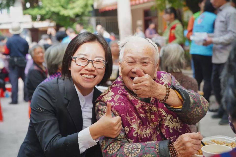 冬日里的温暖传递,冬日的温暖和幸福在彼此间传递