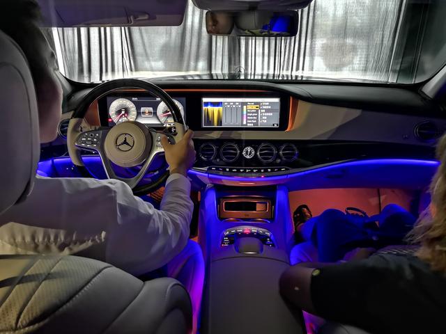 奔驰s级引领天下之势,引领天下之势奔驰s级广告