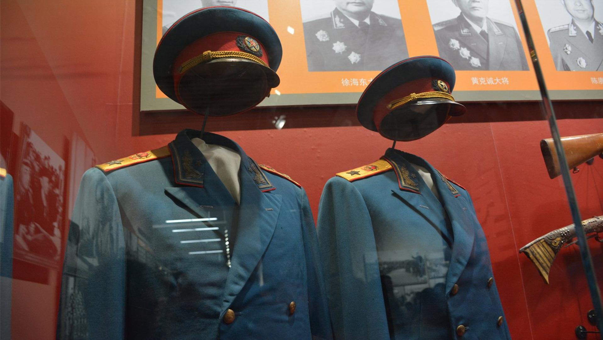 *德朱**位列十大元帅之首，军衔命令状却不是001号，001号究竟给了谁