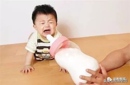 宝宝抗拒奶瓶是奶嘴的问题吗,宝宝不吸奶瓶老是咬怎么办