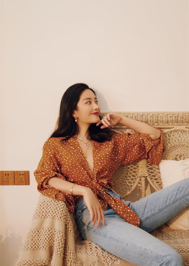 杨采钰穿搭黑色开叉长裙,杨采钰惊艳法式穿搭