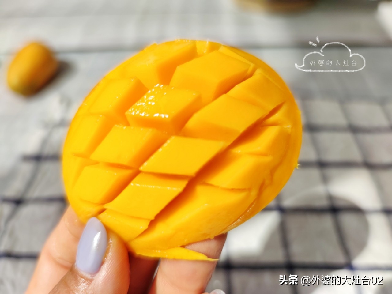 不脏手芒果切法,芒果的切法小妙招不用刀不脏手