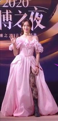 微博之夜杨颖杨幂讨论热巴,微博之夜迪丽热巴与邓超